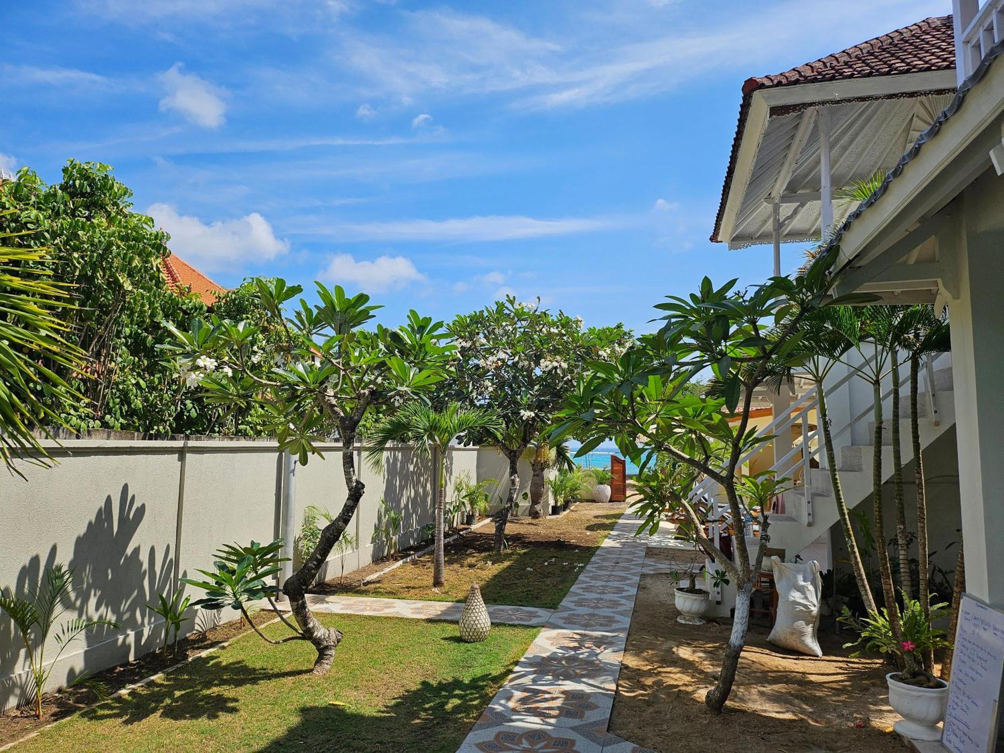 United Colors Of Lembongan Hotel Exterior photo